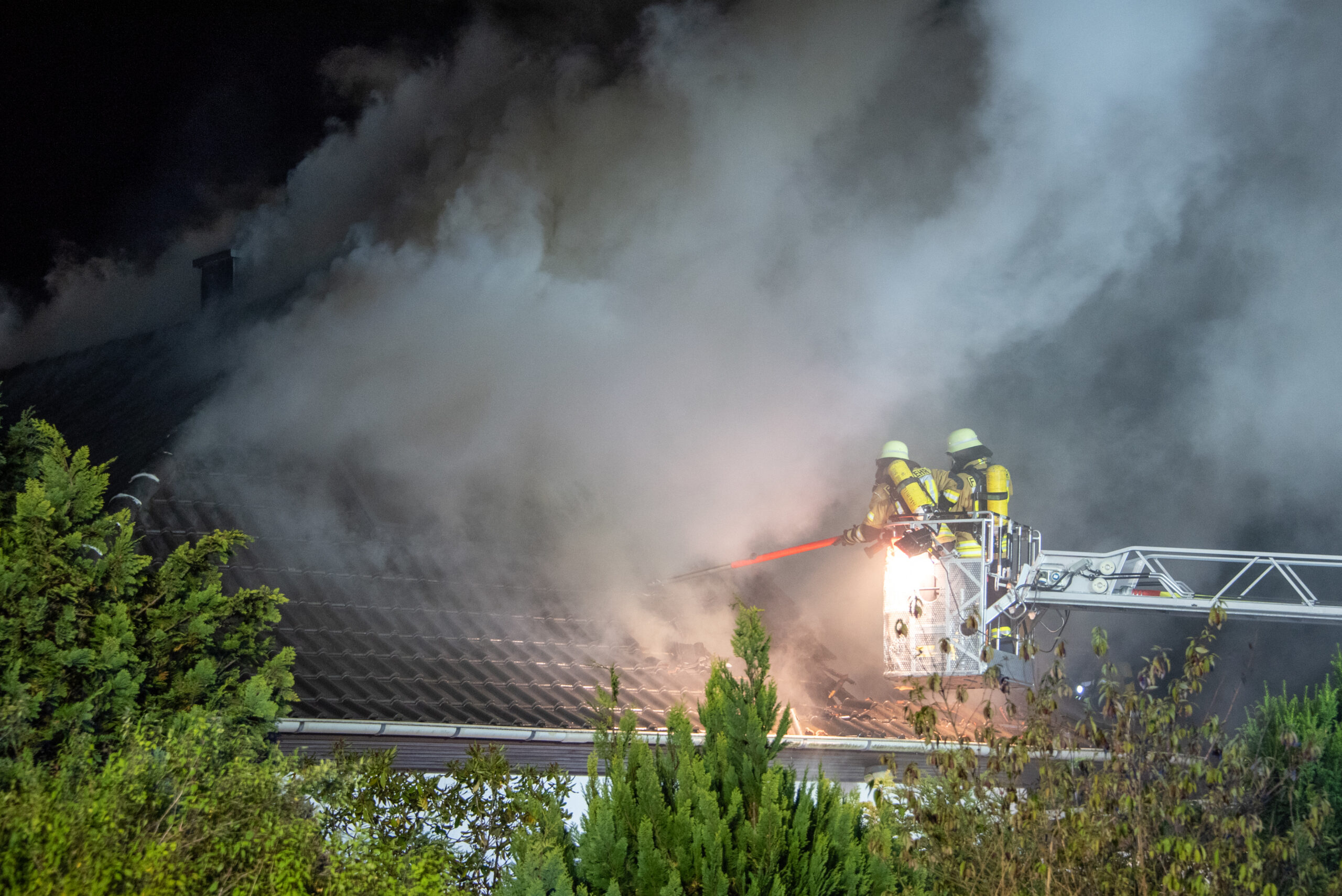 Die Feuerwehr löscht den Brand im Dachstuhl. Es gab eine große Rauchentwicklung.