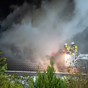 Die Feuerwehr löscht den Brand im Dachstuhl. Es gab eine große Rauchentwicklung.