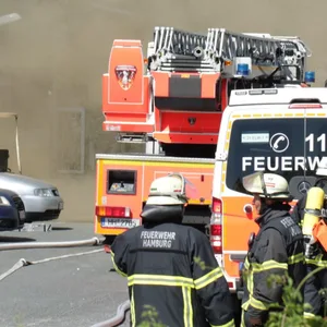 Einsatzkräfte der Feuerwehr vor der Fabrik in Hamburg-Tonndorf.