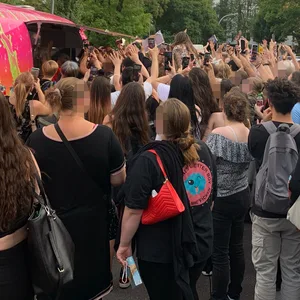 Die Fans sind extra vom Hauptbahnhof zur Saarlandstraße gefahren, um ihr Idol zu sehen.