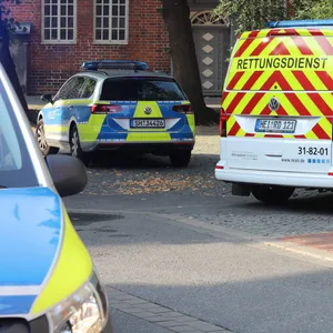 Einsatzfahrzeuge von Polizei und Feuerwehr am Tatort in Elmshorn.