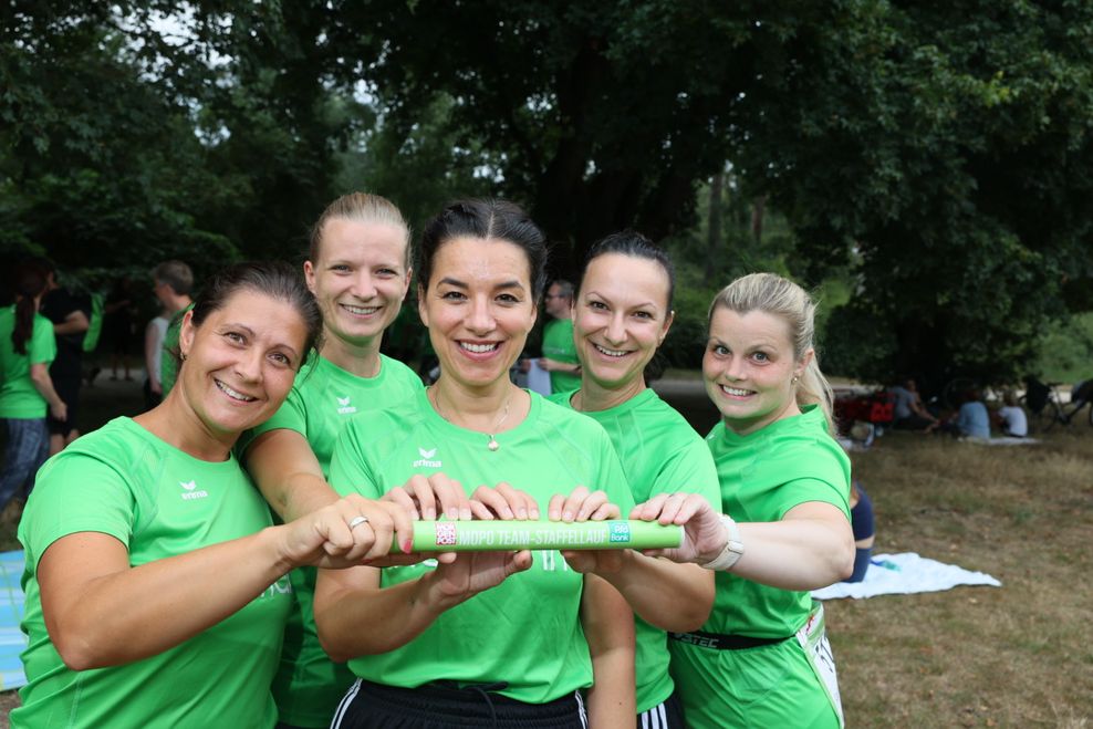Claudia (38, v.l.), Katrin (29), Dagmar (45), Anja (39) und Sarah (33) laufen für das Team „Fielmann“. Sie konnten zwar wegen der Sommerferien nicht zusammen trainieren, „aber wir haben uns jede Einzelne auf den Lauf vorbereitet.“