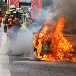 Auf der A23 bei Itzehoe fing plötzlich ein Auto Feuer.