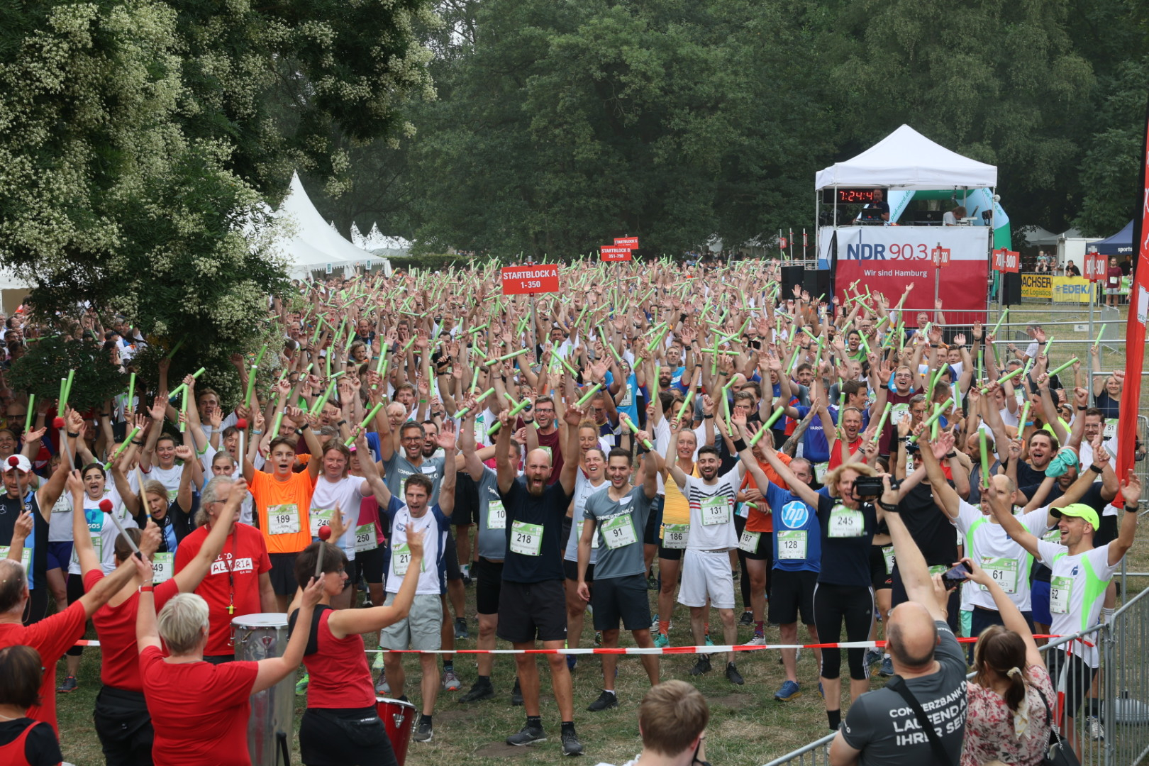 Auf die Plätze, fertig – los! 1000 Teams trafen sich am Mittwoch zum ersten von zwei Tagen MOPO-Team-Staffellauf im Stadtpark.