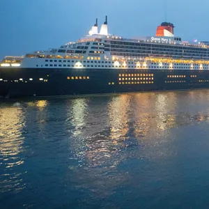 Gegen 5.30 Uhr traf die „Queen Mary 2“ im Hamburger Hafen ein.
