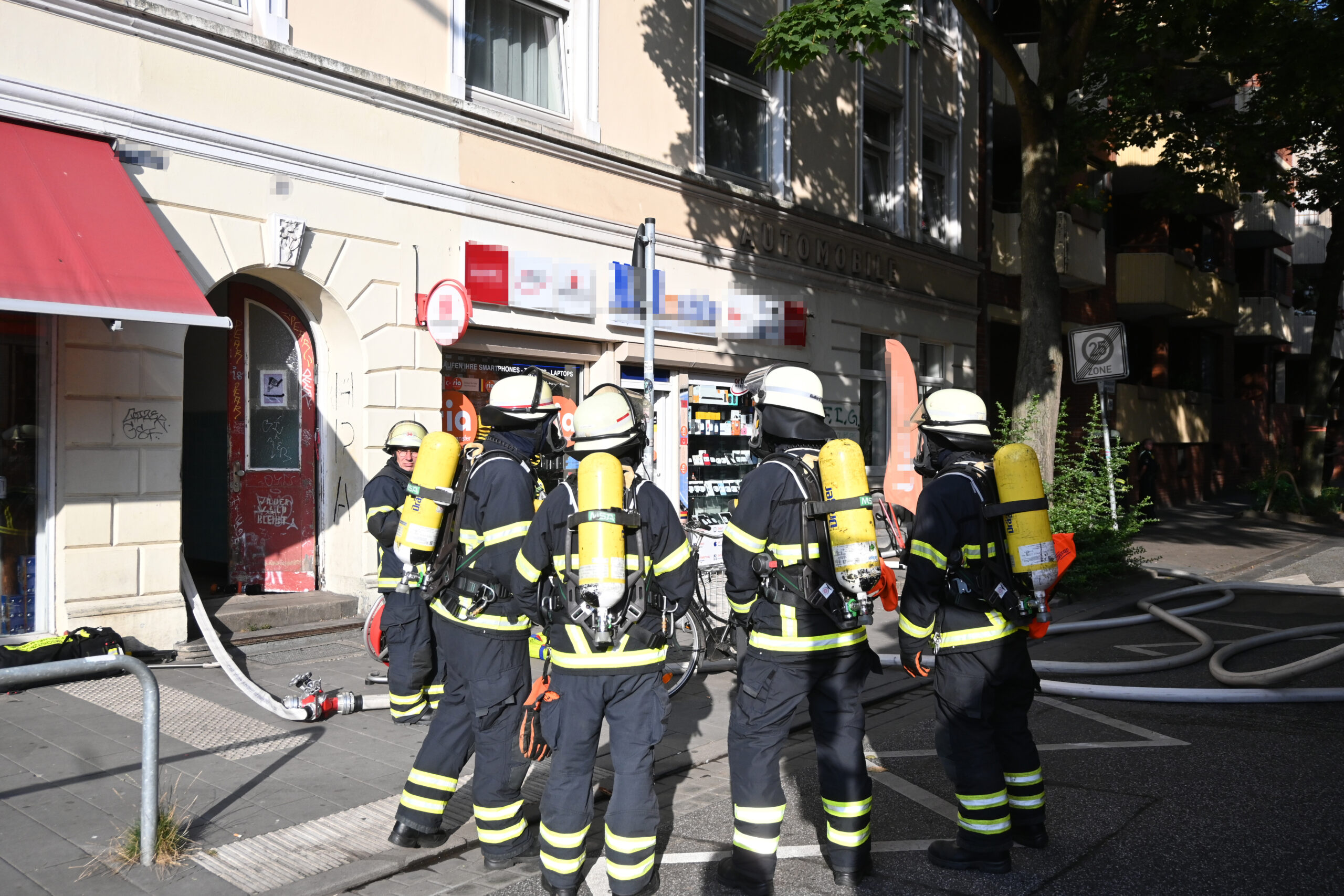 Die Feuerwehr hat am Donnerstag mehrere Menschen aus einem Wilhelmsburger Mehrfamilienhaus gerettet.