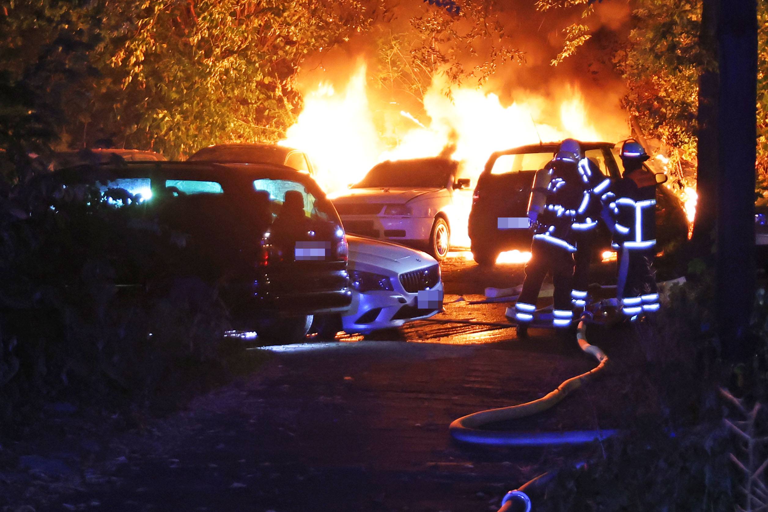 Flammen beschädigten in Harburg mehrere Autos. Drei brannten komplett aus.