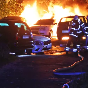 Flammen beschädigten in Harburg mehrere Autos. Drei brannten komplett aus.