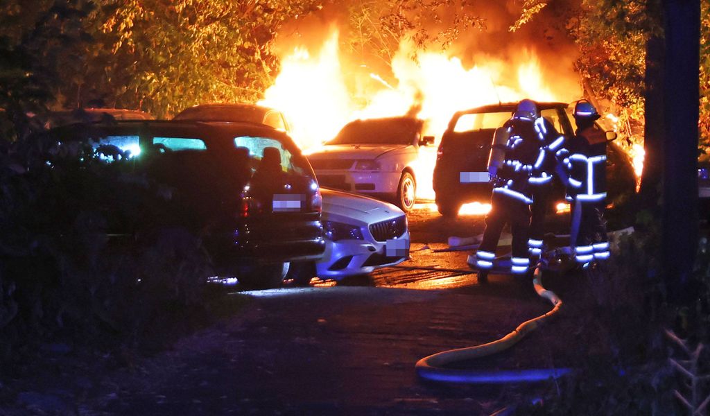 Flammen beschädigten in Harburg mehrere Autos. Drei brannten komplett aus.