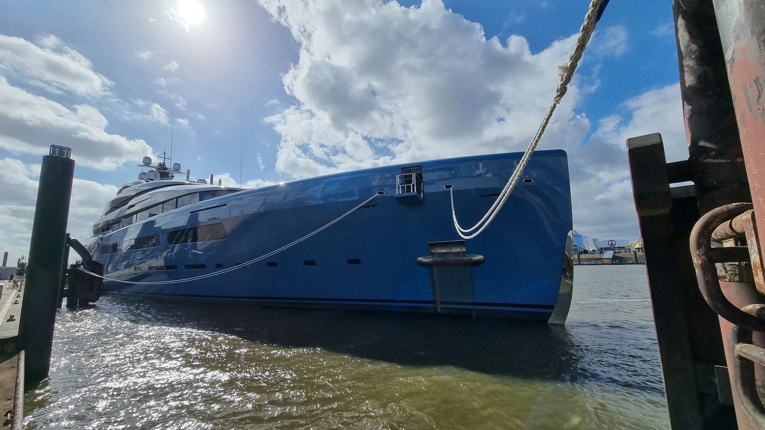 Die Luxusjacht Aviva liegt derzeit im Hamburger Hafen.