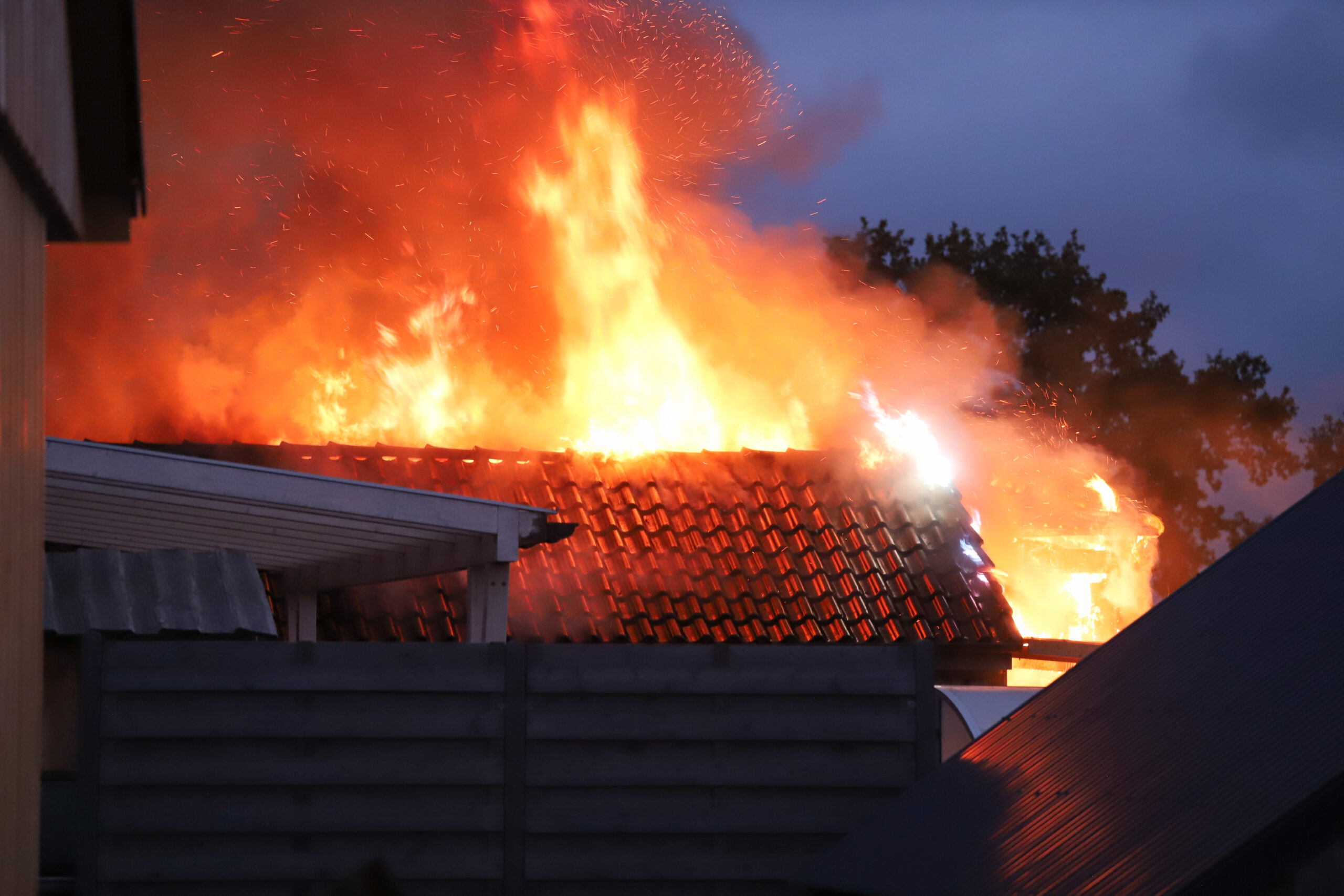 Im Norden: Sauna brennt lichterloh – Feuerwehr rettet Mann