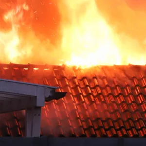 Im Norden: Sauna brennt lichterloh – Feuerwehr rettet Mann