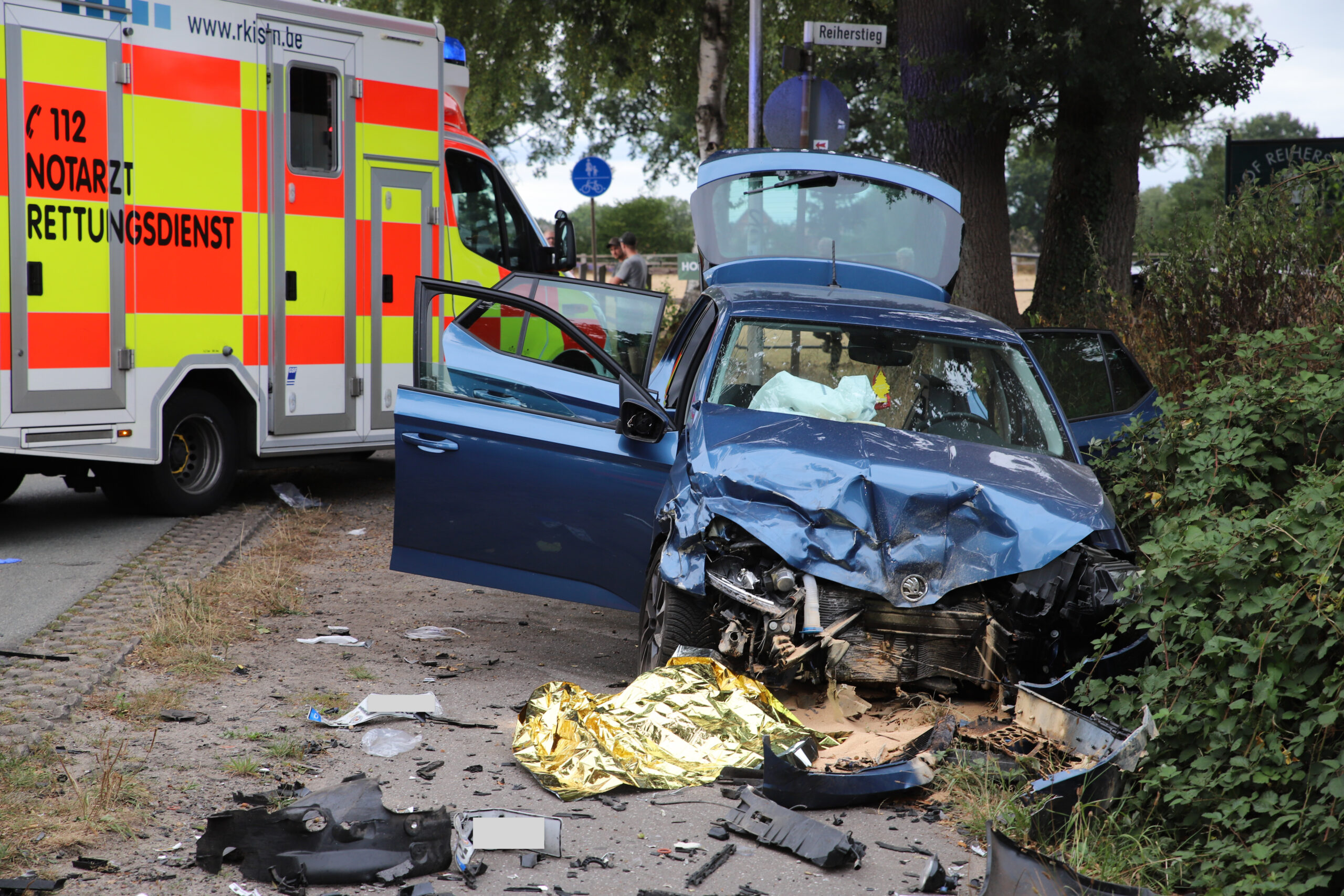 Bei einem schweren Unfall zwischen zwei Autos und einem Traktor sind zwei Personen schwer verletzt worden.