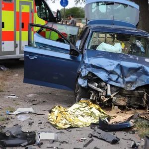 Bei einem schweren Unfall zwischen zwei Autos und einem Traktor sind zwei Personen schwer verletzt worden.