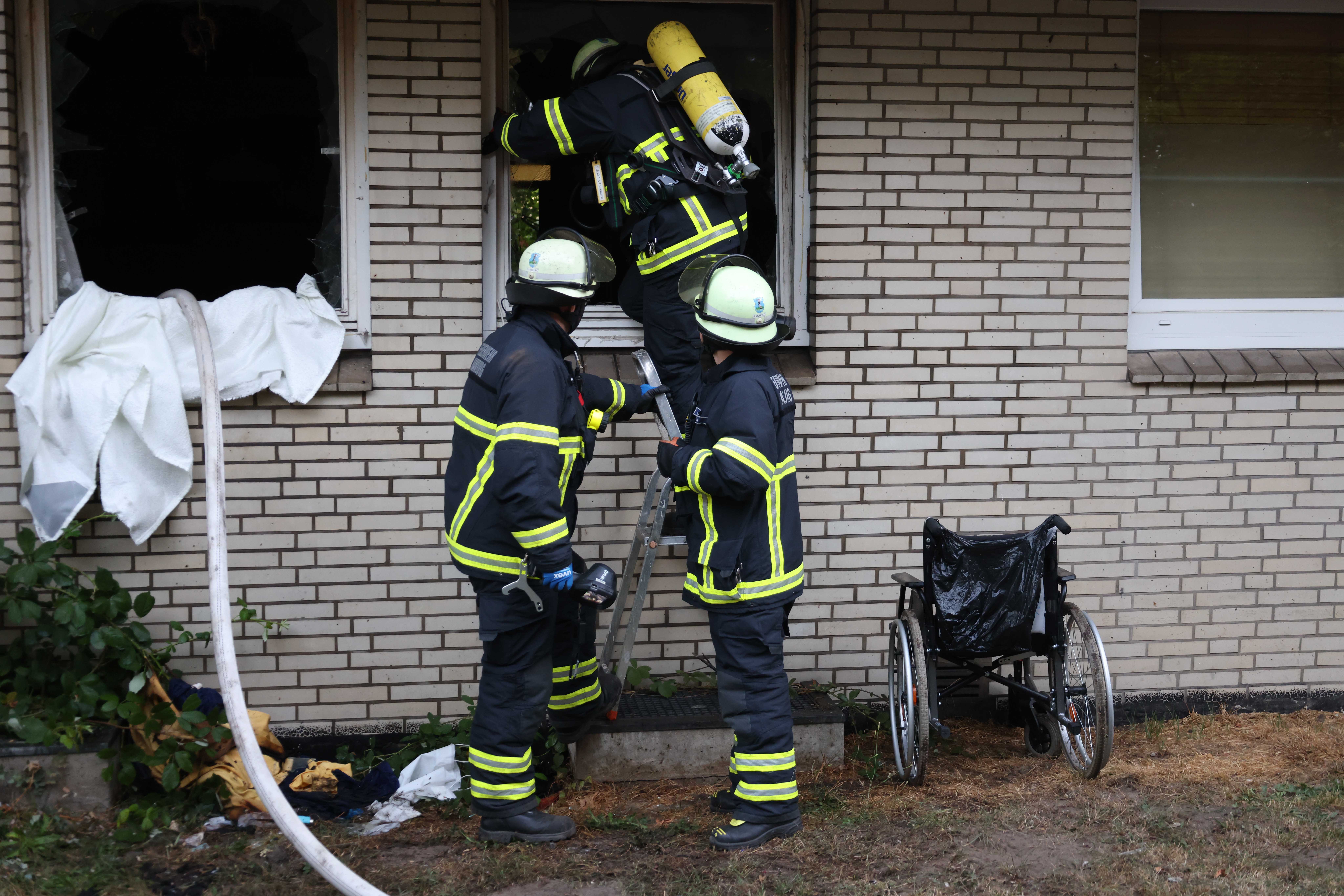 Wohnungsbrand in Hamburg – Feuerwehr rettet Bewohnerin