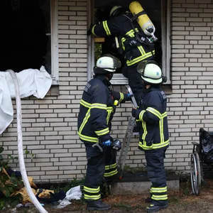 Wohnungsbrand in Hamburg – Feuerwehr rettet Bewohnerin