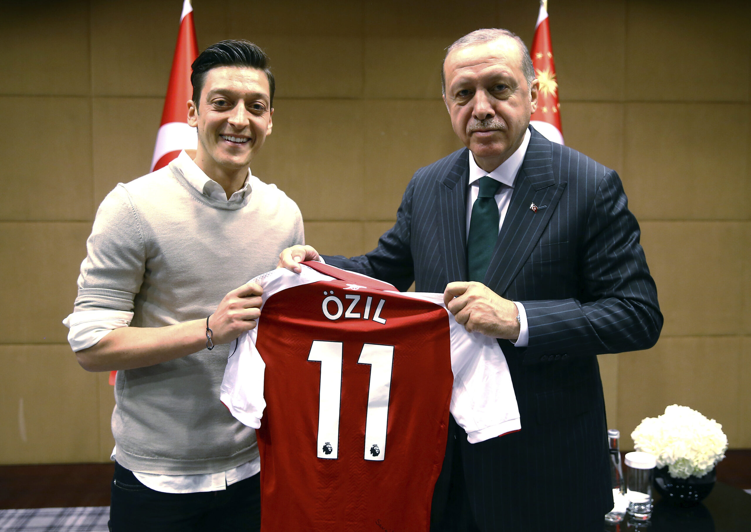 Mesut Özil präsentiert sein Trikot mit Recep Tayyip Erdogan