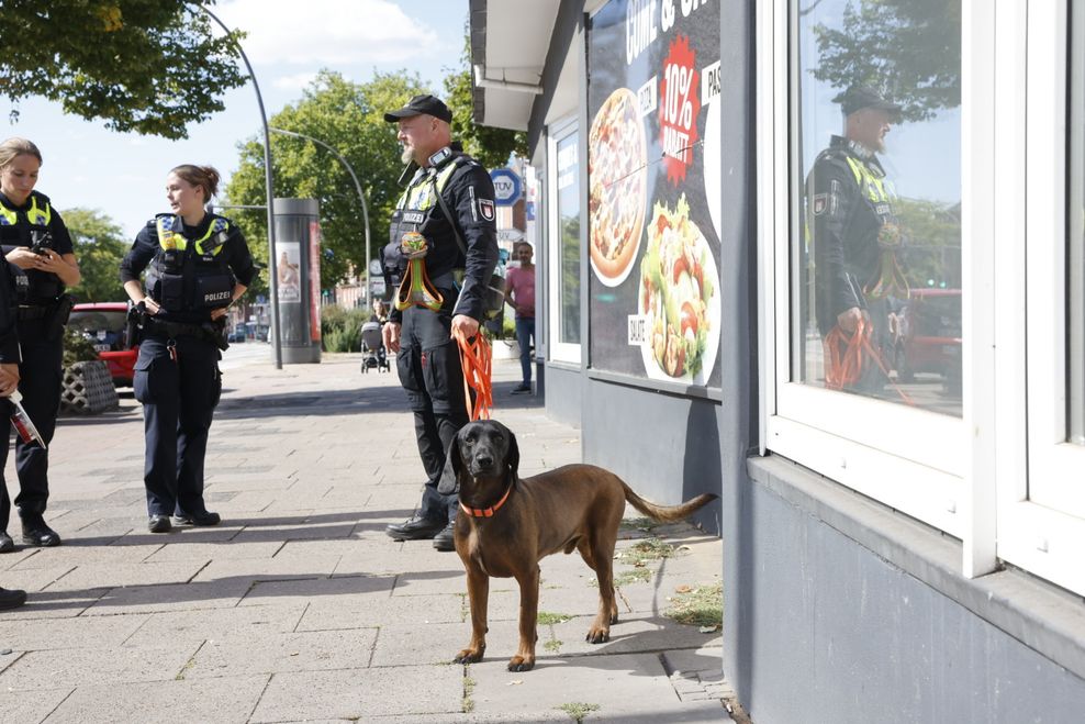 Beamte der Hamburger Polizei mit Personenspürhund „Dexter“.