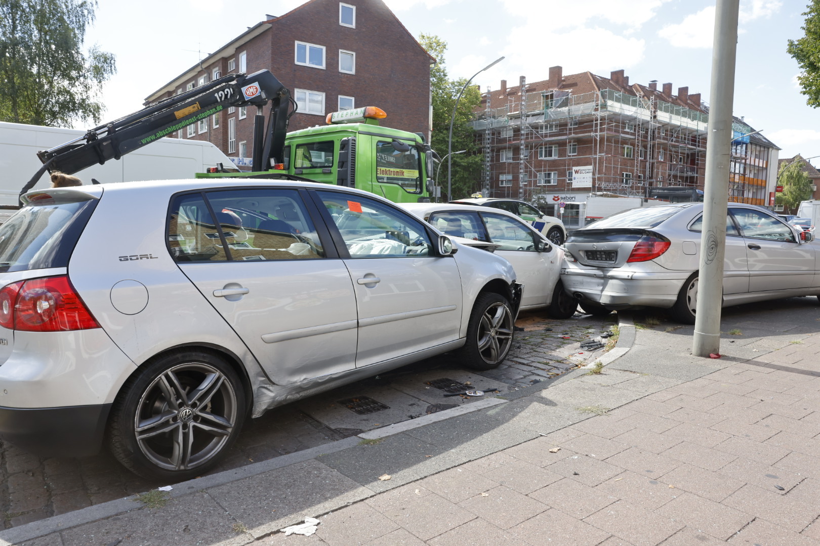 Mehrere Autos wurden beschädigt. Den VW Golf ließ die Polizei abschleppen.