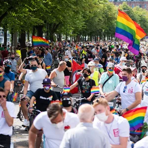 Zahlreiche Menschen nehmen an einer Fahrraddemo des Christopher Street Days (CSD) teil.
