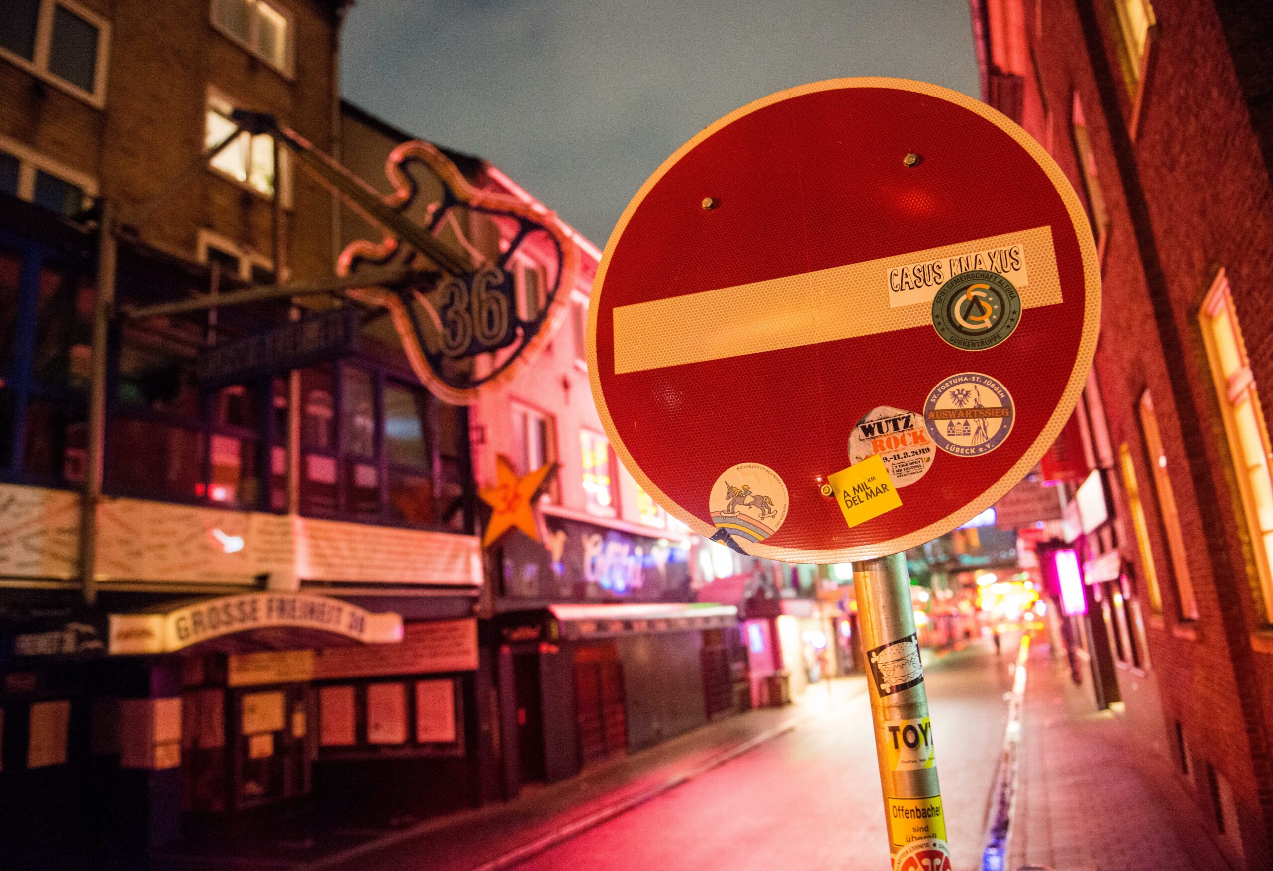 November 2020: Die „Große Freiheit” auf der Reeperbahn ist im Teil-Lockdown fast menschenleer. Nun befürchtet das Hamburger Clubkombinat einen „de facto Lockdown”.