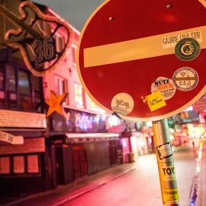 November 2020: Die „Große Freiheit” auf der Reeperbahn ist im Teil-Lockdown fast menschenleer. Nun befürchtet das Hamburger Clubkombinat einen „de facto Lockdown”.