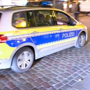 Frau an Bushaltestelle n Hamburg angefallen – Polizei fahndet nach Täter (Symbolbild)