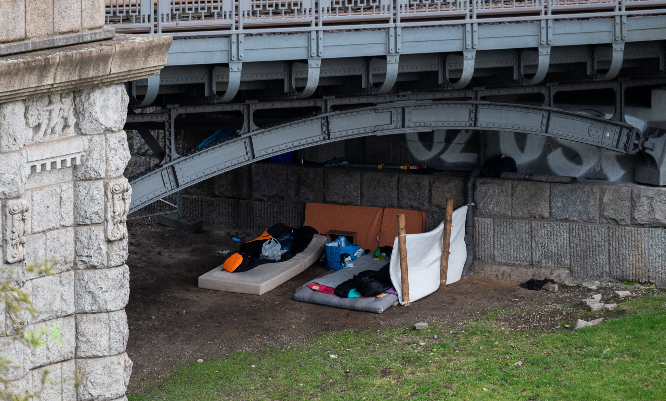 Obdachlose Menschen haben unter eine Brücke ihr Lager aufgeschlagen. In Altona wurde ein solcher, permanenter Schlafplatz nun geräumt.