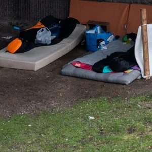 Obdachlose Menschen haben unter eine Brücke ihr Lager aufgeschlagen. In Altona wurde ein solcher, permanenter Schlafplatz nun geräumt.