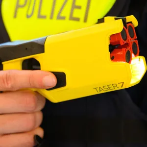 Neue Wadden für Streifenbeamte - Polizei im Norden testet Taser
