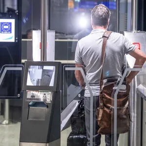 Bundespolizisten nehmen Steuerbertüger am Flughafen fest