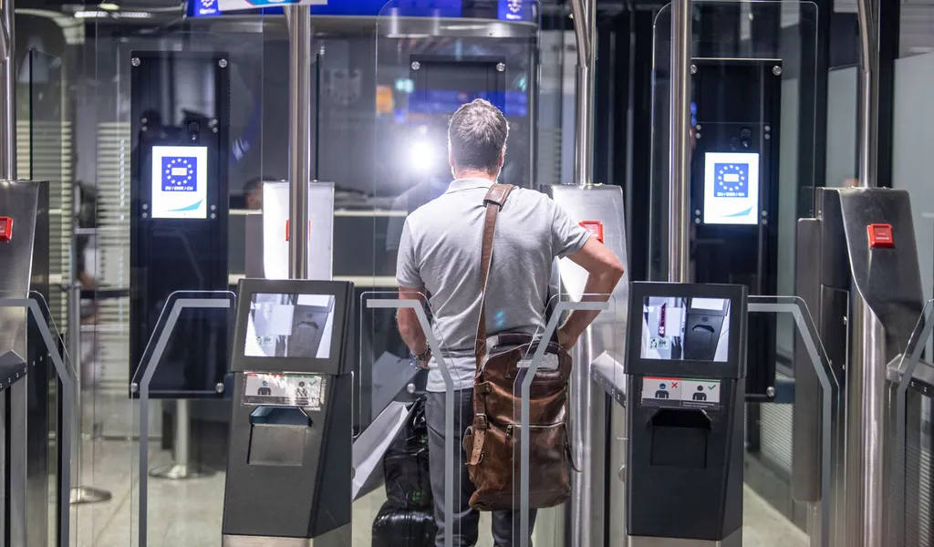 Bundespolizisten nehmen Steuerbertüger am Flughafen fest