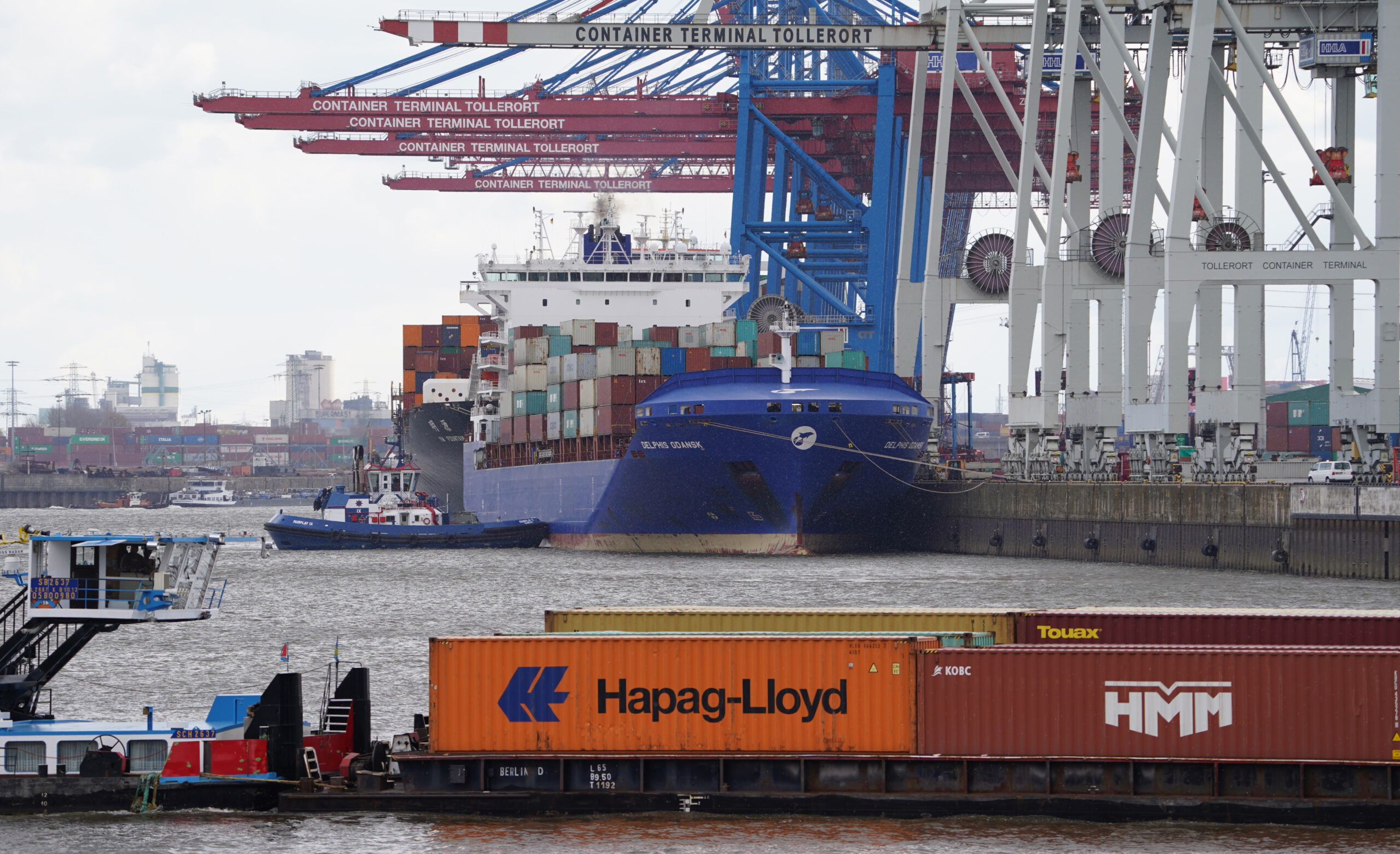 Ein Schiff fährt auf der Elbe im Hamburger Hafen am Containerterminal Tollerort: Die Bundesregierung will ein Veto gegen den Deal mit dem chinesischen Staatsunternehmen Cosco aussprechen. (Symbolbild)