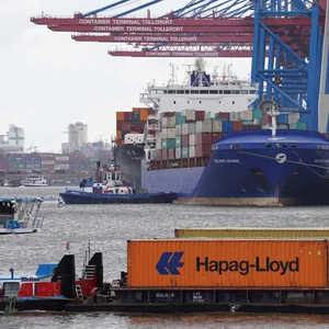 Ein Schiff fährt auf der Elbe im Hamburger Hafen am Containerterminal Tollerort: Die Bundesregierung will ein Veto gegen den Deal mit dem chinesischen Staatsunternehmen Cosco aussprechen. (Symbolbild)