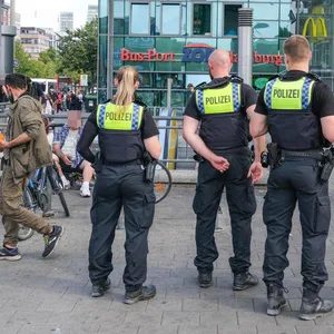 Polizeibeamte am Hamburger ZOB.