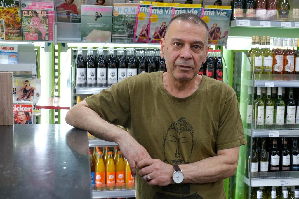 Mehdi betreibt einen Kiosk am ZOB. Er beklagt sich über die Zustände und fordert politisches Handeln.