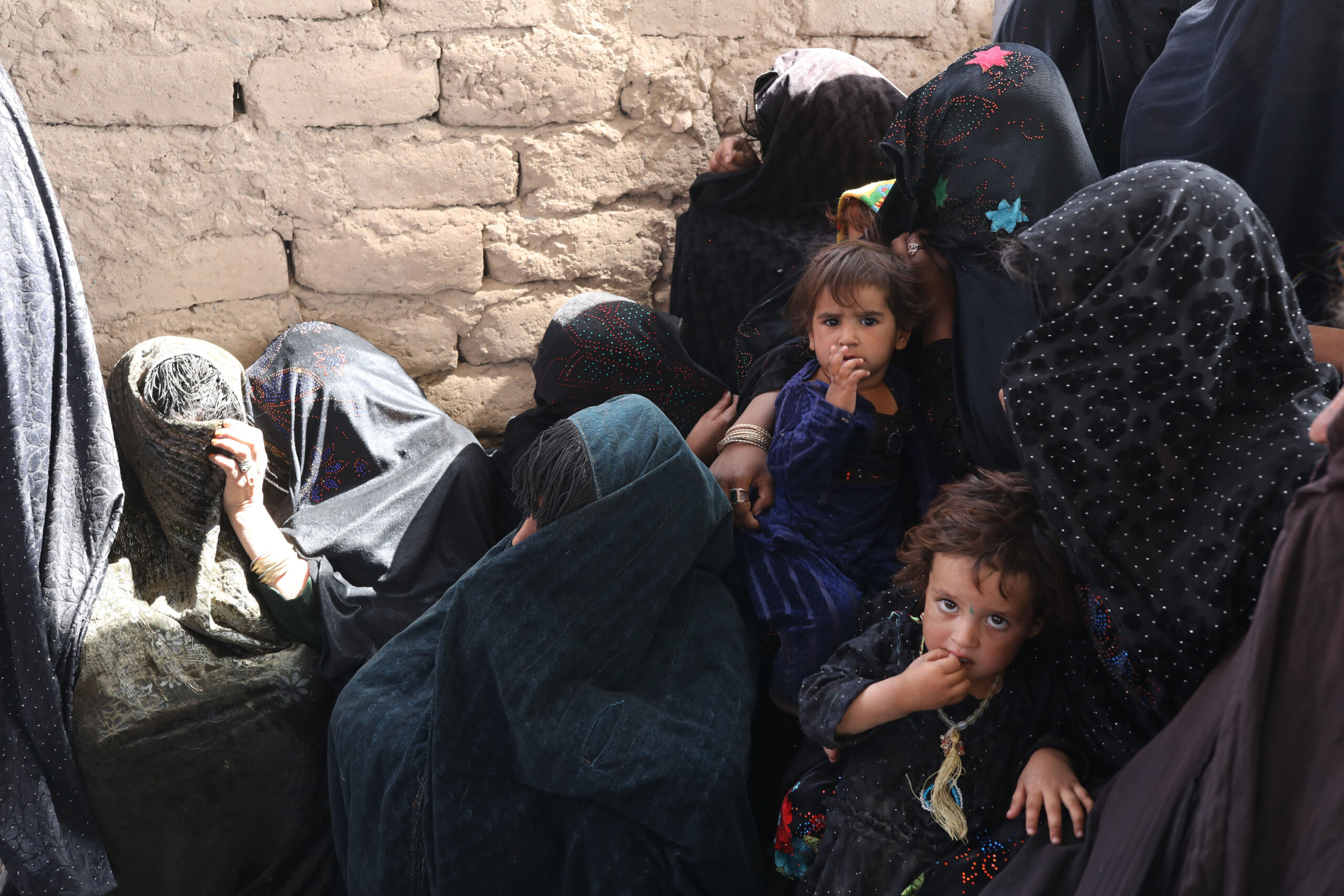 Обстоятельствах угрожавших смертью. Голодные дети Афганистана.