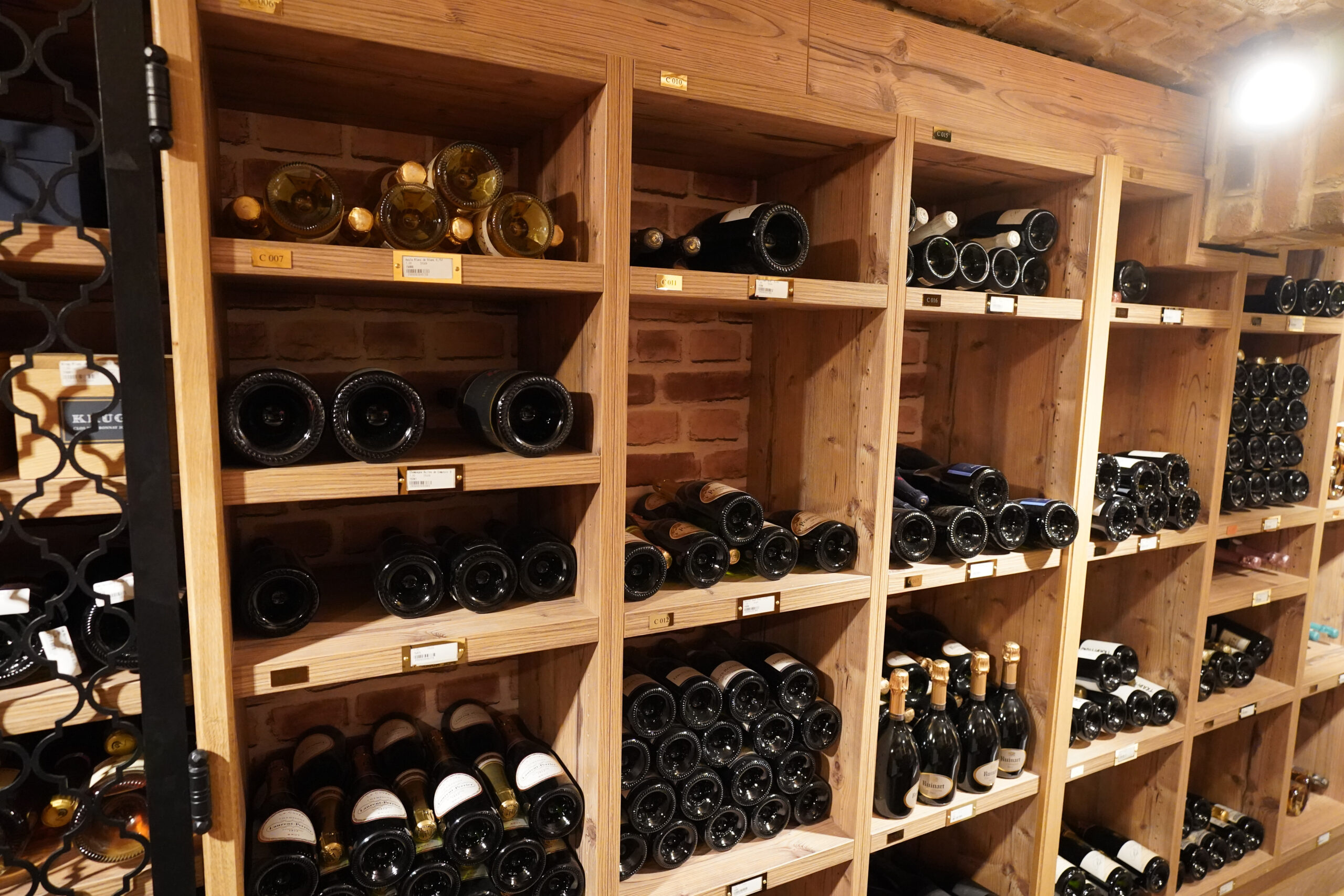 Rotweinflaschen liegen in Regalen im Weinkeller des Hamburger Luxushotels Vier Jahreszeiten. (Symbolbild)