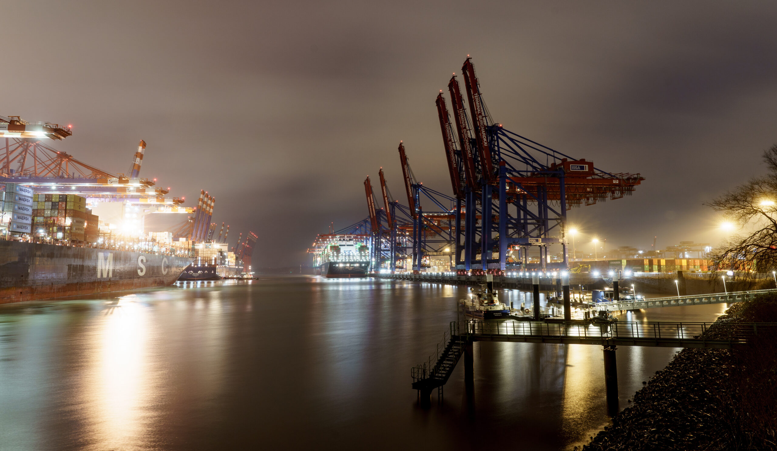 Lichtverschmutzung in Hamburg: Besonders der Hafen strahlt nachts hell.