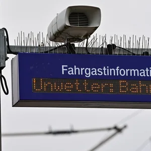Anzeige am Bahnsteig zeigt Unwetterwarnung an.
