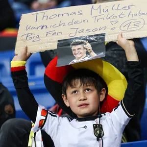 Fan mit Schild