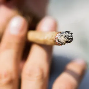 Ein Mann raucht einen Joint (Symbolbild).