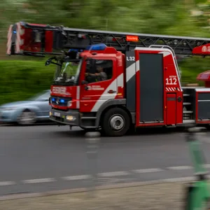 Ein Feuerwehrauto fährt mit Blaulicht zum Einsatz. (Symbolbild)