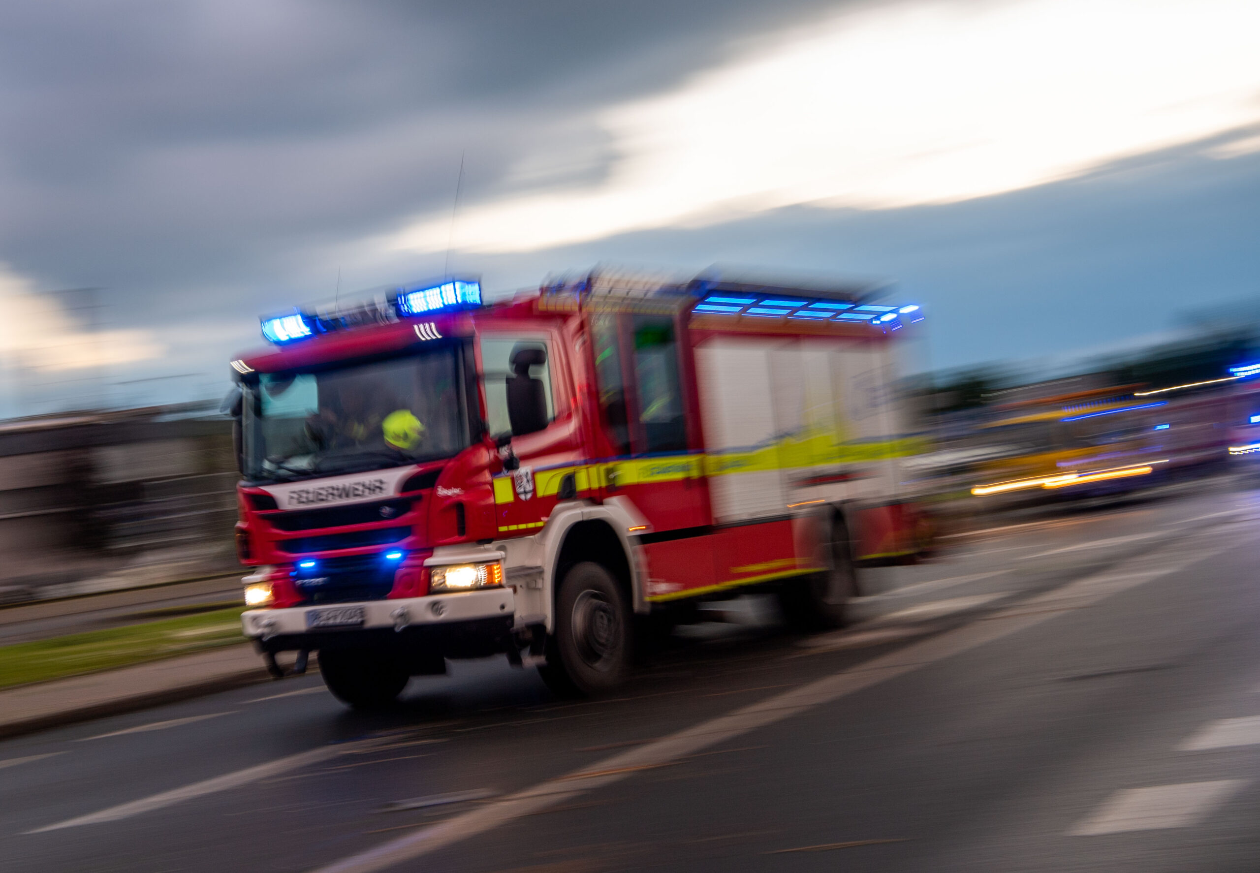 Ein Fahrzeug der Feuerwehr. Im Norden ist ein Maschinenraum abgebrannt. (Symbolbild)