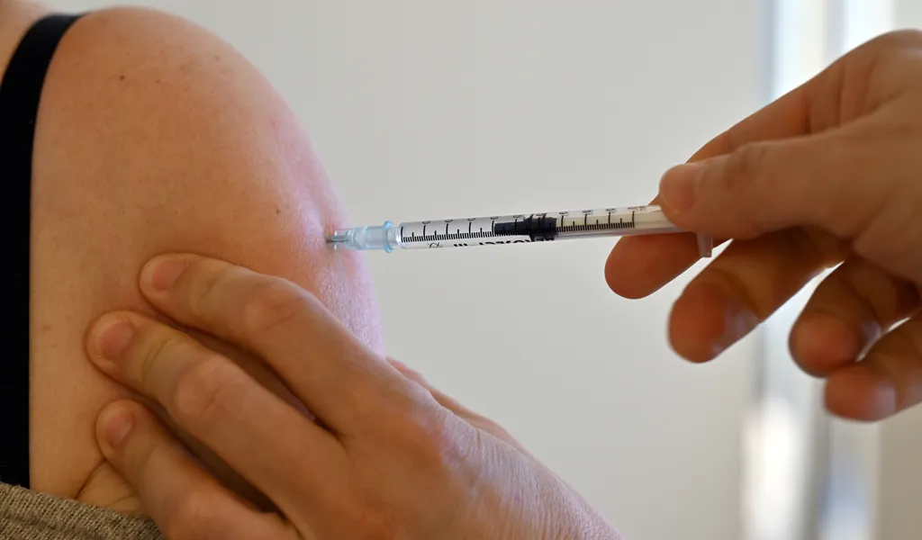 Die Stiko will offenbar eine zweite Auffrischimpfung für alle ab 60 empfehlen. (Symbolbild)