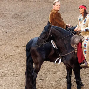 Die Schauspieler Sascha Gluth (l) als Old Shatterhand und Sascha Hödl als Winnetou reiten bei der Premiere von „Der Ölprinz“ bei den Karl-May-Spielen auf der Freilichtbühne am Kalkberg.
