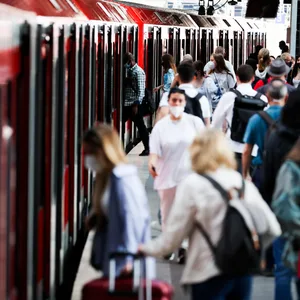 Pendler in den Hamburger Süden müssen oft starke Nerven haben – derzeit ist die Station Elbbrücken beschädigt.