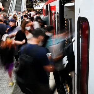 Menschen steigen in eine Hamburger S-Bahn