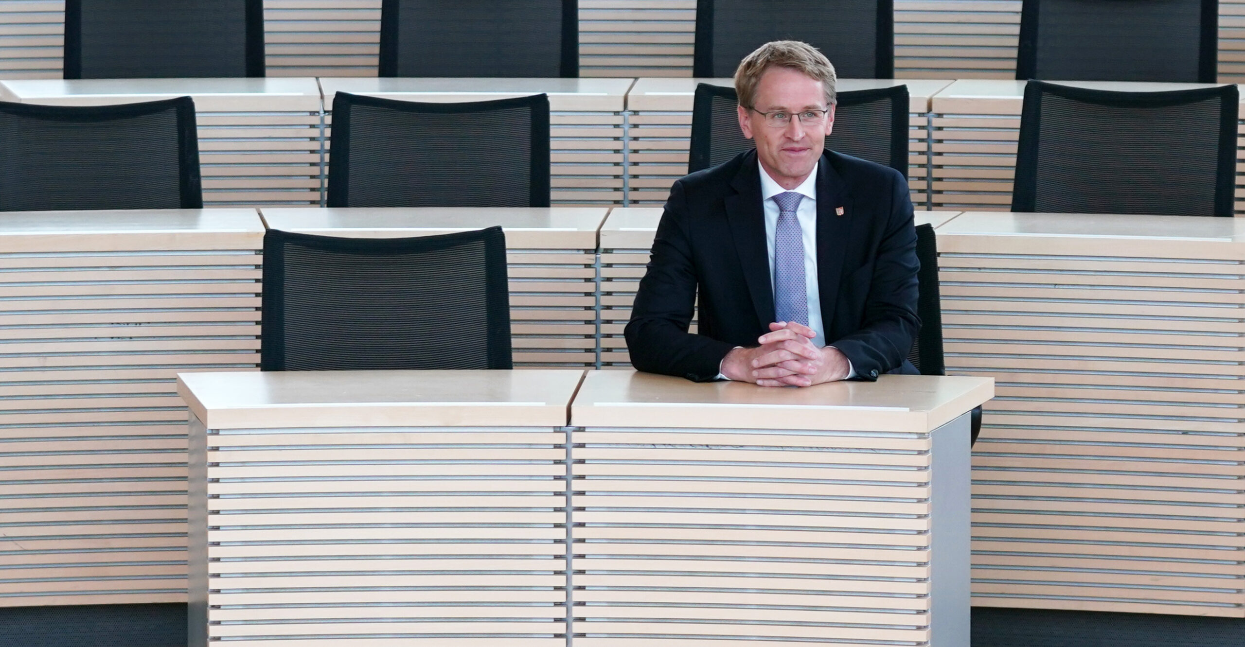 Daniel Günther sitzt nach seiner Wiederwahl im Landtag auf der Regierungsbank.