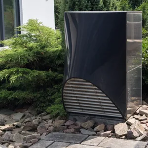Eine Wärmepumpe vor einem Haus (Symbolbild)